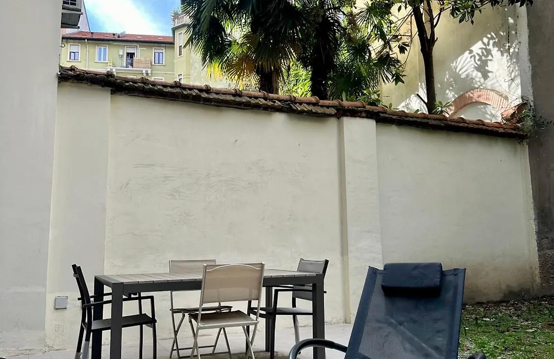 LR Deluxe Apartments - Porta Venezia - Bilocale con Giardino Privato-1